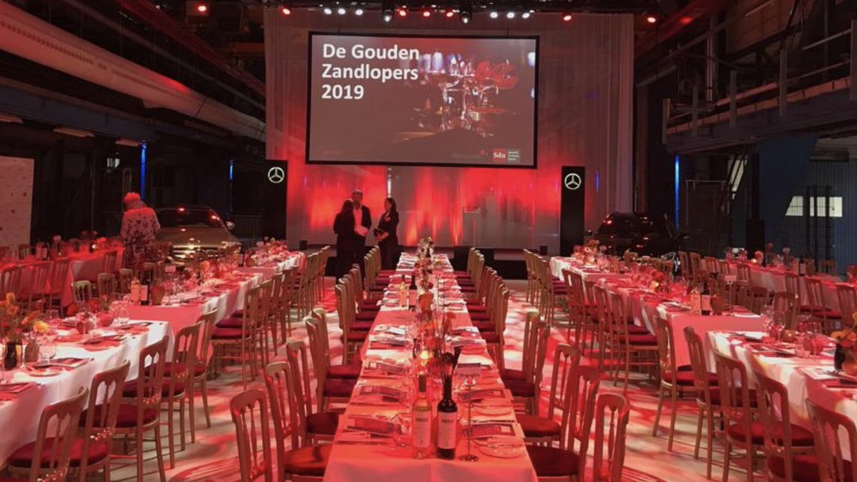 Rena_Production's tweet photo. De GoudenZandloper 2019 staat standby #gzl2019. wij hebben in opdracht van @Sdu de @kromhouthal mogen omtoveren tot een ware dinerzaal met awarduitreikingen! https://t.co/LmUFO5FGVj
