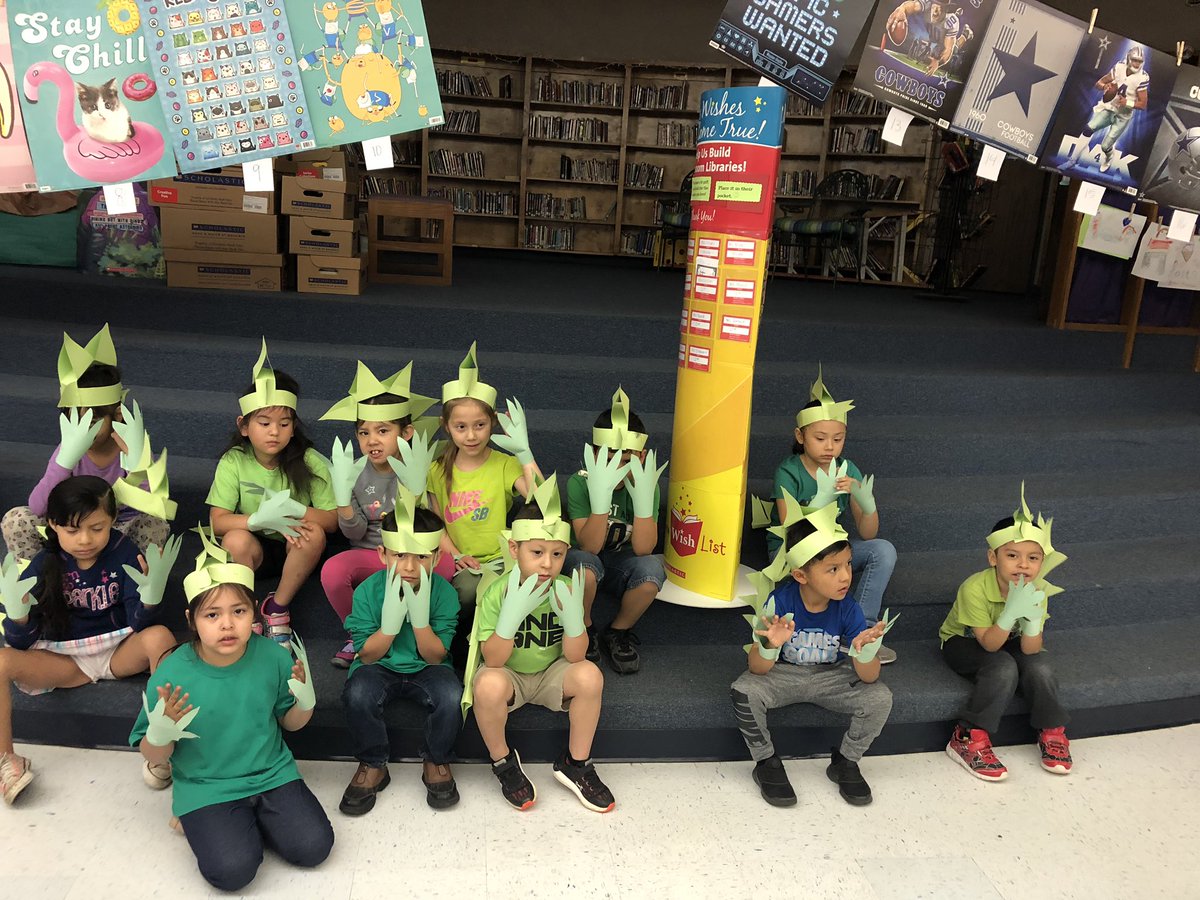 Jssicalazo2's tweet photo. Great last day of  dinosaur book fair 👏🏻Thank you @ZundyLibrarian for your hard work putting this all together  @ZundyElementary @gretamariadame #zundykidsdeserveit #betheone #IamWFISD #bilingualbrains #lovemyjob https://t.co/hklsqzbmSE