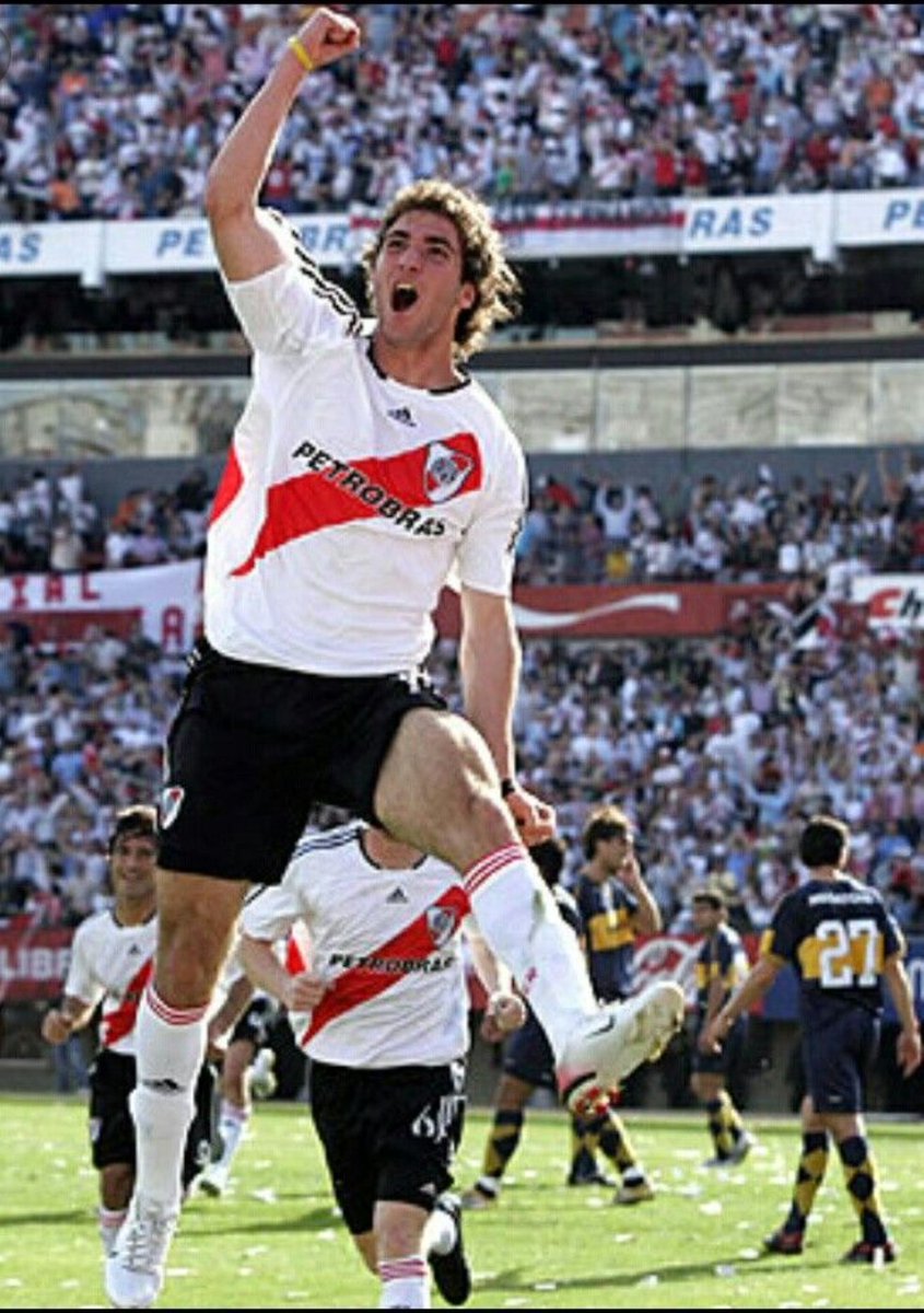 gusty_lopez's tweet photo. Higuaín?
Puede volver cuando quiera, siempre y cuando este en plenitud. Este señor está entre los 8 jugadores que más goles hicieron en los últimos 13 años en todo el mundo, en River lo tuvimos poco tiempo pero no olvidamos que a los 18 años bailó a toda la defensa de boca https://t.co/GCA3gGfMWL