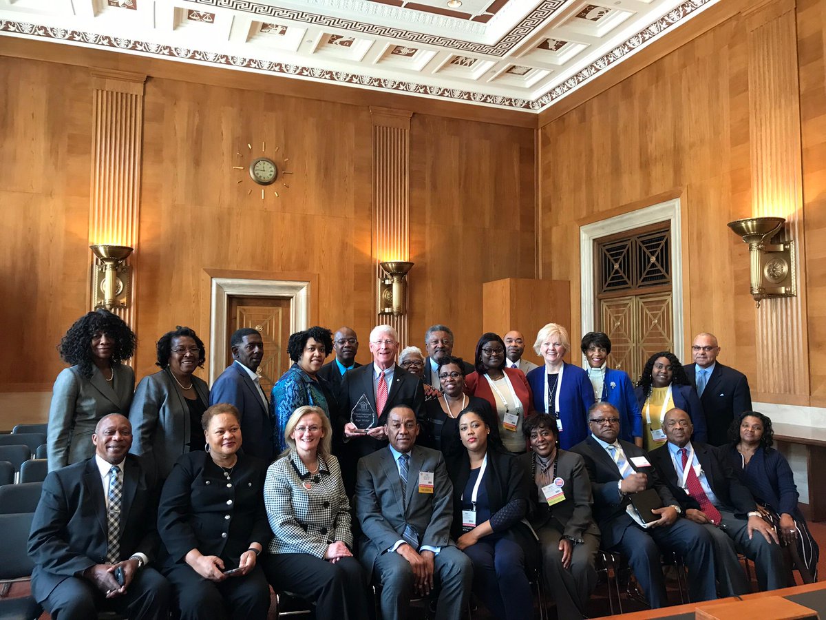 #NACHC19PI
Mississippi delegates honor Senator Roger Wicker as Community Health Center Champion