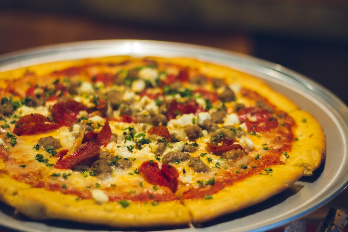 TRYP_IslaVerde's tweet photo. La clásica que le gusta a grandes y pequeños. Y es que quien se resiste a una pizza. 🍕 #EmigranteGastrobar #IslaVerde #PizzaLovers https://t.co/IXCS4IjG2V