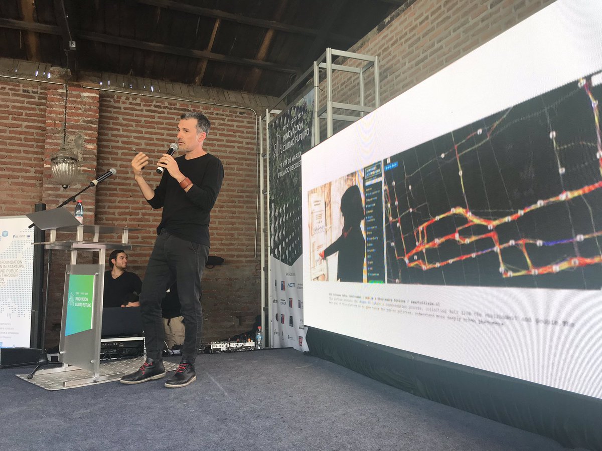 Nos vamos despidiendo de este espectacular encuentro de #SmartCities con la Conferencia Magistral de Clausura: “Tiempo real, autonomía y sentido común” de Andrés Briceño, Cofundador de <a href="/labgobcl/">Laboratorio de Gobierno</a> 😉
