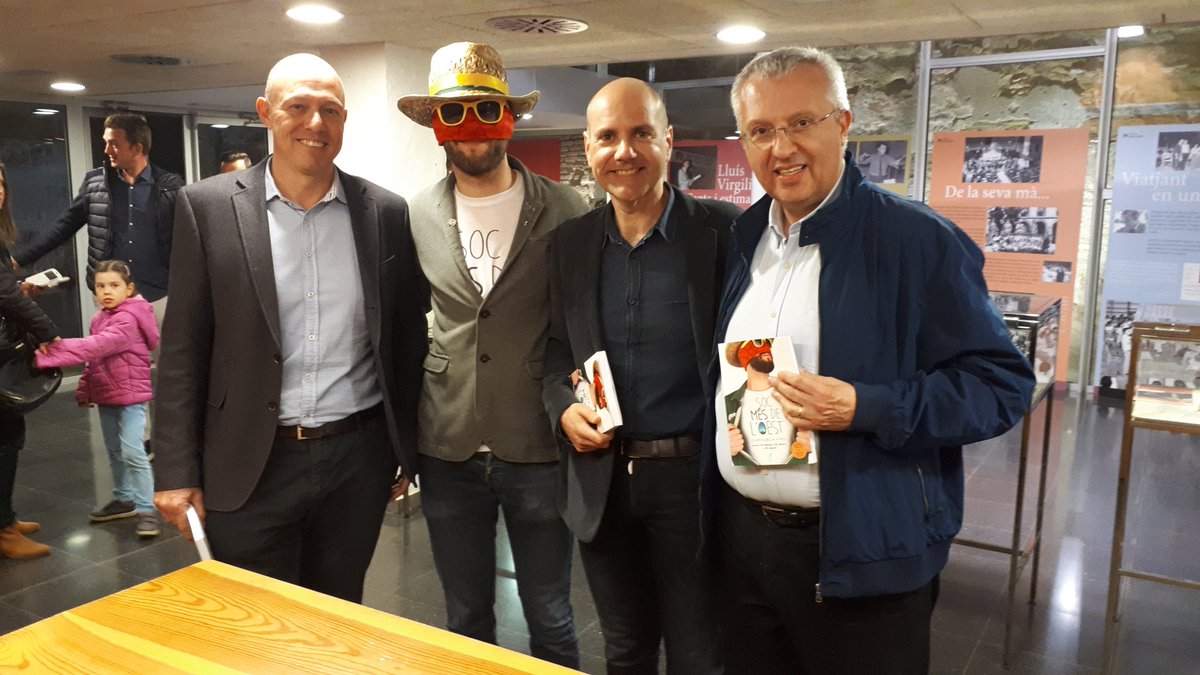 xaviquinquilla's tweet photo. Presentació del nou llibre del @SrPostu 'Sóc més de l'oest' en un Espai @orfeolleidata ple com un ou, per gaudir de la genialitat, l'humor i la ironia del nostre influencer més lleidatanament global. Ambaparà!
#Postullibre 
@JosepMForne https://t.co/4zC9h4hgoO