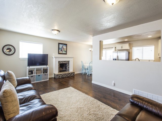 bigkeyreal's tweet photo. Open House: Saturday, March 30th from 11am-3pm.
Address: 480 E 850 S Orem, UT 84097
Property Profile: $349,900, Seller Finance!!!!  No Need for traditional financing, move in Immediately!! 2 Kitchens, 2 Family Rooms &amp; SO MUCH PARKING! https://t.co/pkiDkq6eKT https://t.co/F5zMvEErno