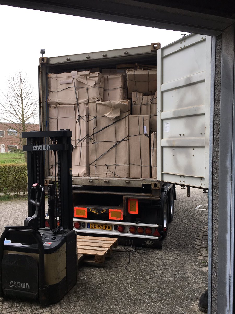Keihard gewerkt vandaag! Vanochtend de container uitladen en om 19 uur was alles klaar. Nu alleen nog “even” de website vullen met alle super gave nieuwe spullen! Maar vanaf morgen kan je ook alvast alles live komen zien...

#ttmwonen #nieuwemeubels  #teakmeubelen #woondecoratie