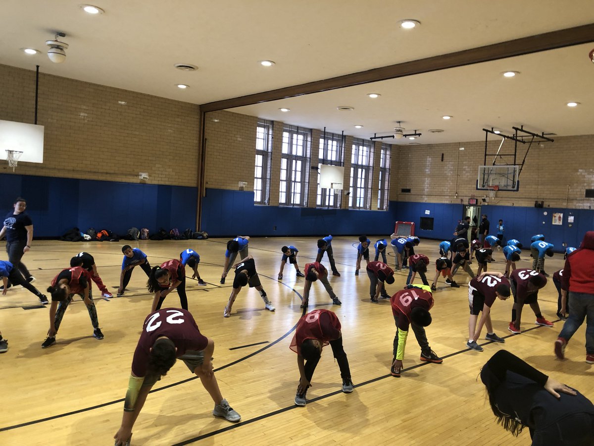after3artsat142's tweet photo. Students from the LES/East Village Youth Co-Ed Basketball League learn the importance of stretching before and after practice! #edalliance #lowereastside #practicepracticepractice https://t.co/SgrrMiCgJA