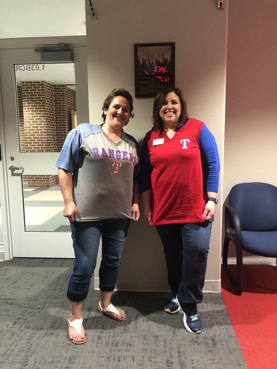 l_koehler's tweet photo. @GrapevineMiddle Opening Day!!#OurHouseGMS #Honestus #sapientiae https://t.co/iJng4cGllQ