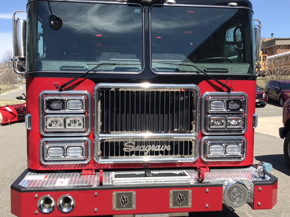 AlexandriaVAFD's tweet photo. One of 2 new engines you’ll see on the streets in the next couple of months. Some new capabilities:
- 5 person cab
- 2,000 GPM pump
- 750 gallon water tank
- 6 rear pre-connected discharges
- ward “no-smoke” filtration to improve diesel exhaust emission https://t.co/2OahpT3pe5