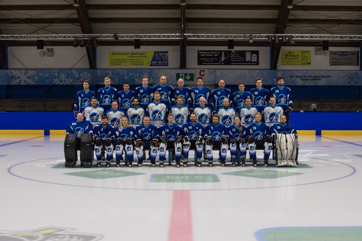 barryoneil75's tweet photo. Tonight we shot our end of season team photo for the 2018-2019 season. Here as (some of) the Aachen Blue Elks roster, which ended the season with a staggering 54 players. #icehockey #eishockey #hockey #hky #aachen #blueelks #team #teamphoto #hobbyleague #coachbarry #germany https://t.co/hQiWezv5c0