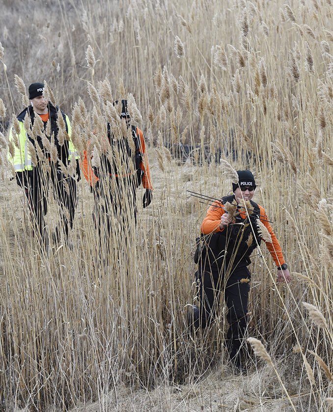 GPmedia_24's tweet photo. SEARCH TRAINING: @HaltonPolice  newest @HRPSsirt  team members out honing their search &amp; rescue skills using @ProjectLifesavr technology in fields the near OTMH in #Oakville this aftn, almost a 10km search grid, from lake to Dundas. https://t.co/yTRCI2olZ3