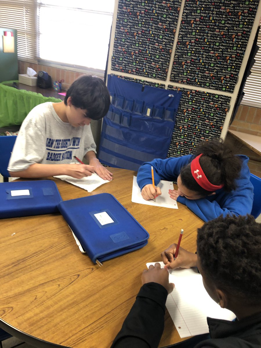 Kelly Clarkston tweet media