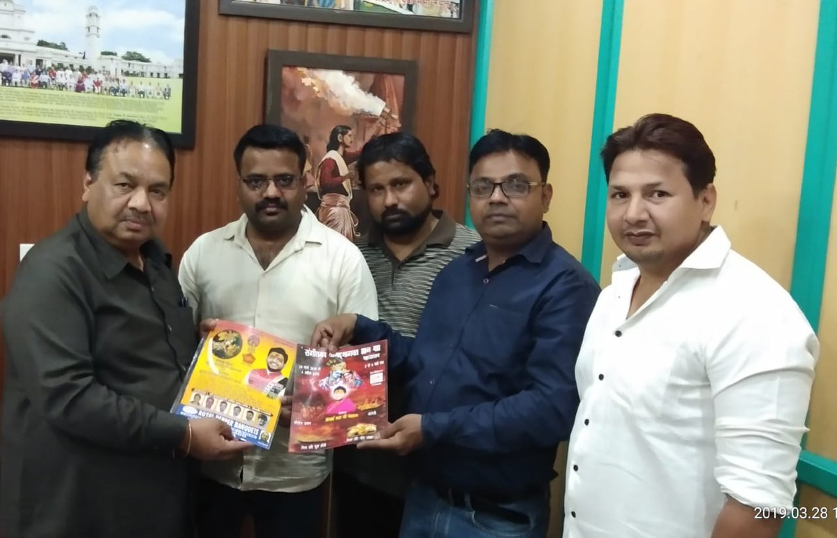 Rajeevkosliya's tweet photo. पंचकुण्डीय माँ बगलामुखी महायज्ञ एवं संगीतमय श्रीमदभागवत महापुराण कथा  के शुभअवसर पर,
आचार्य श्री भरत द्विवेदी जी महाराज,
व रिठाला के विधायक श्री महेंद्र गोयल जी से मिलने का अवसर मिला,

राजीव गहचण्ड कोसलिया
उपाध्यक्ष बादली जिला सोशल मीडिया
नार्थ वेस्ट लोकसभा https://t.co/ymBJ6CJYMu