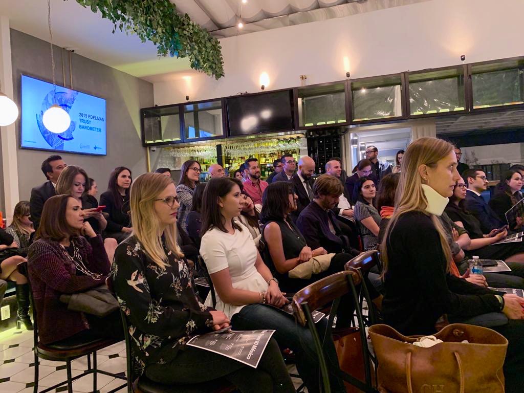 EdelmanMx's tweet photo. En una mesa de discusión, Mariana Sanz, Directora General de #EdelmanMexico junto con @azapatah Directora de Educación e Innovación Cívica en @imcomx y @esteban_is, editor de ‘Nexos’ presentaron los resultados del #TrustBarometer 2019.
https://t.co/Qb7SuVUARn https://t.co/Fmbekr4171
