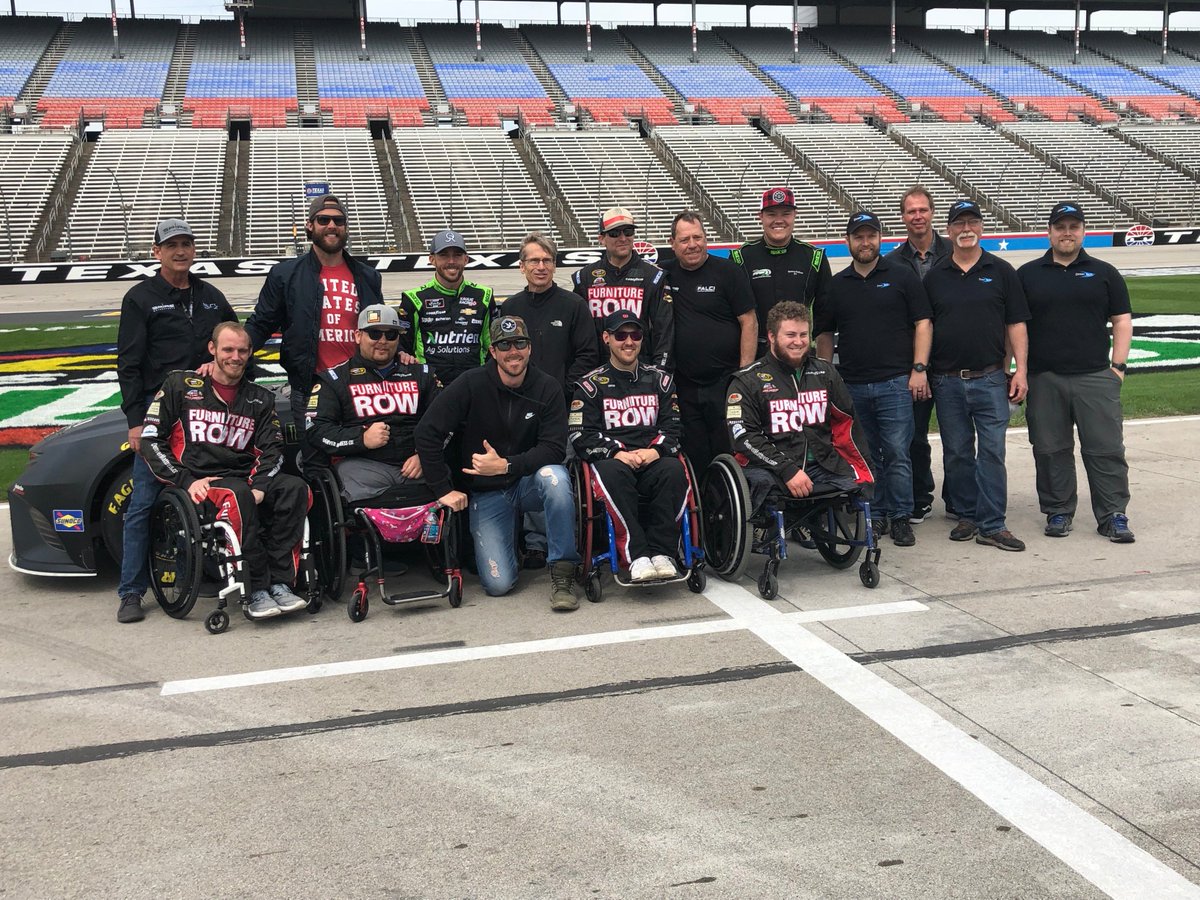 FalciAdaptive's tweet image. Group photo of all those involved in event
#nascar #inspiration #adaptivecommunity