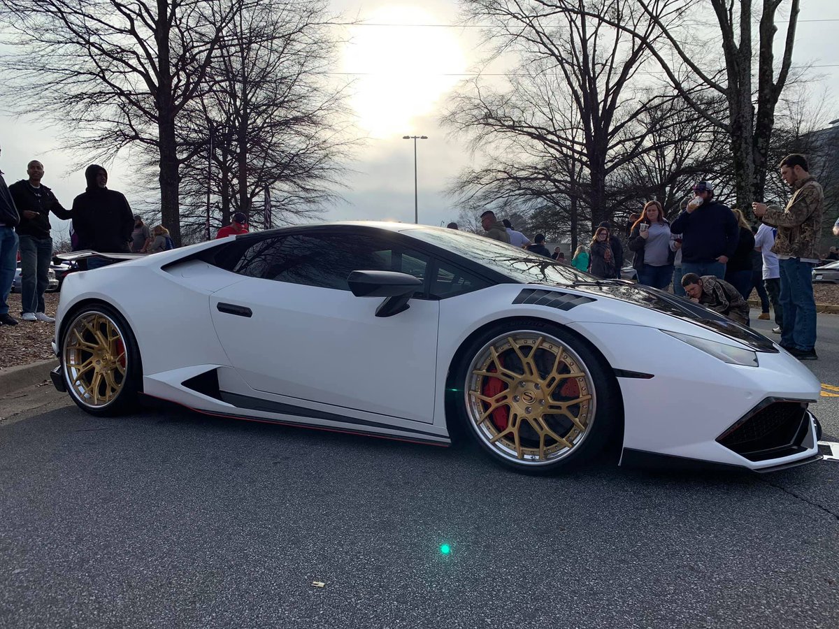 cecarshow's tweet photo. Spinning in gold.. 
#caffeineandexotics #cocarshow #butlertire
📷: Gary Kohl https://t.co/dH3kuO4BAS