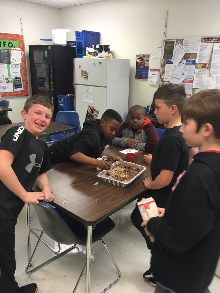 AThomasFCPSAA's tweet photo. Our NGU boys take their leadership skills to the kitchen!!! https://t.co/Om9AbWfsBV