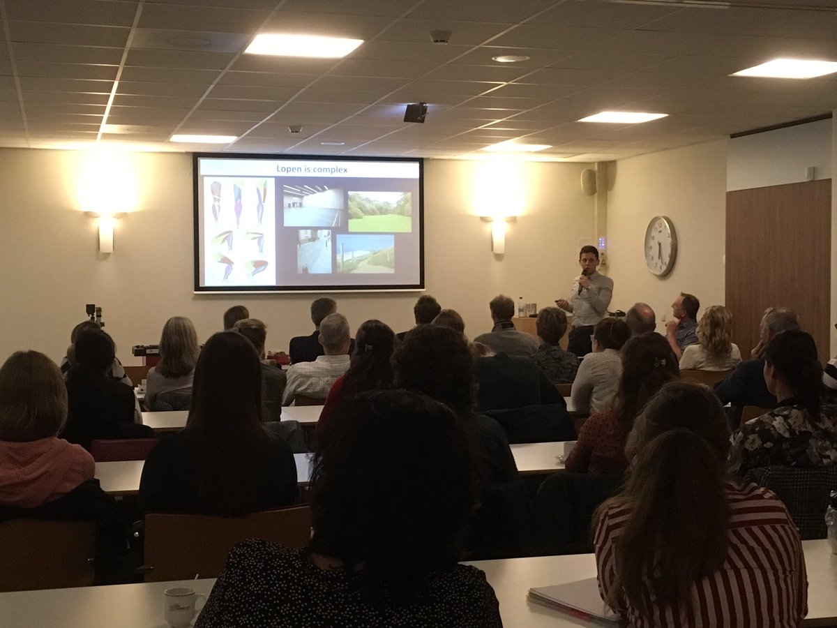Roessingh_RRT's tweet photo. 1e @Roessingh_ Publieksacademie erg geslaagd! Drs. B. Fard, Revalidatiearts @Roessingh_ en ing. J.L de Koning, orthopedisch technoloog @Roessingh_RRT informeerden grote groep geïnteresseerden over laatste medische en technologische aspecten van #beenamputaties en #beenprothesen. https://t.co/4D0VolXF8K