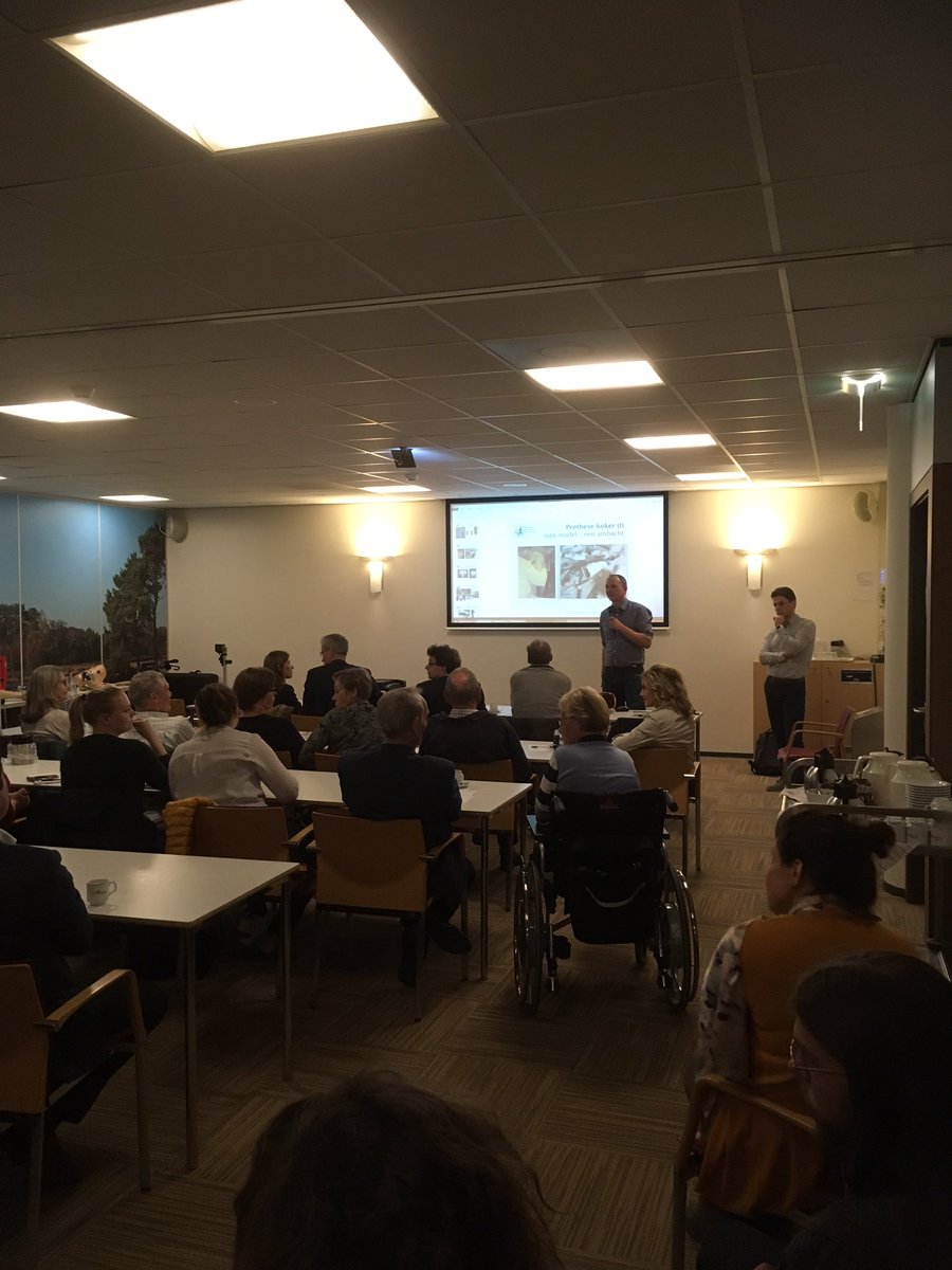 Roessingh_RRT's tweet photo. 1e @Roessingh_ Publieksacademie erg geslaagd! Drs. B. Fard, Revalidatiearts @Roessingh_ en ing. J.L de Koning, orthopedisch technoloog @Roessingh_RRT informeerden grote groep geïnteresseerden over laatste medische en technologische aspecten van #beenamputaties en #beenprothesen. https://t.co/4D0VolXF8K