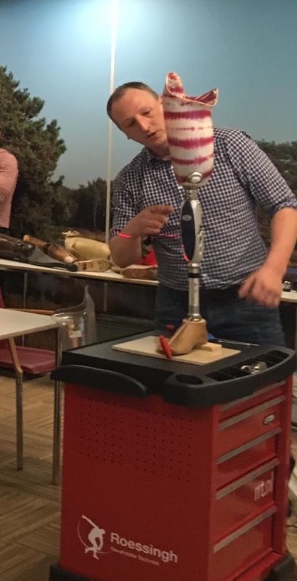 1e @Roessingh_ Publieksacademie erg geslaagd! Drs. B. Fard, Revalidatiearts @Roessingh_ en ing. J.L de Koning, orthopedisch technoloog <a href="/Roessingh_RRT/">Roessingh RRT</a> informeerden grote groep geïnteresseerden over laatste medische en technologische aspecten van #beenamputaties en #beenprothesen.