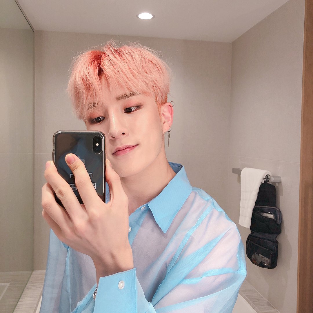 nfarahhhhh_'s tweet photo. Kakak ni jenis suka tengok orang ada dimple..nampak comel sangat.. 

Masa tengok Inpyo terus 😍

Lepas tu suka tengok perangai mak² dia..dia memang dancing queen..video dia menari Gashina tu entah berapa puluh kali ulang.😁

Dia ni memang leader yg terbaik walaupun dia muda.. https://t.co/aejOBFSJBh