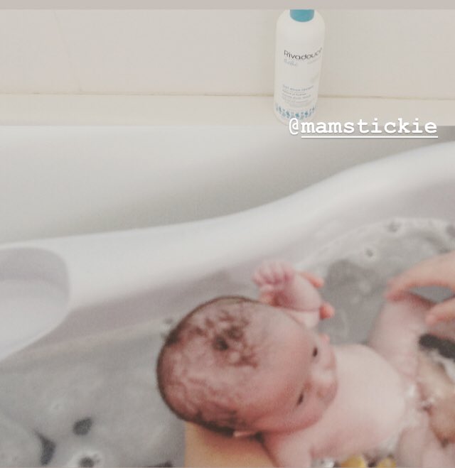 Christellejt's tweet photo. J’ai reçu il y a 2 semaines mon coffret Rivadouce Bébé. Être #parentsexperts #rivadouce ça ce mérite et pour cause ce sont des produits de qualité.J’utilise ces produits depuis la naissance de mes jumeaux j’adore la douceur de sa mousse et son odeur envoûtante !Jade dans son bain https://t.co/yJE0bOzhYS