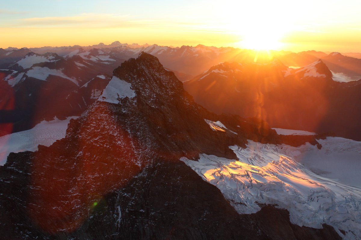 wanakaheli's tweet photo. A stunning evening last night for some epic filming with @shotovermedia @NZQN... Mount Aspiring delivering in spades... Can't wait to share more of this beaut content 🙌😎🚁 https://t.co/QXYcIQihph