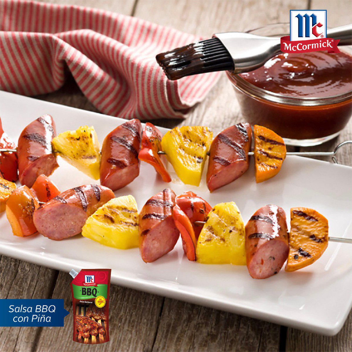 Nos encanta siempre andar probando nuevas combianciones de sabores y para darle un extra de sabor a la semana, hicimos unos pinchos de salchicha con pimientos y piña que asamos y vamos a barnizar con Salsa BBQ con Piña McCormick.