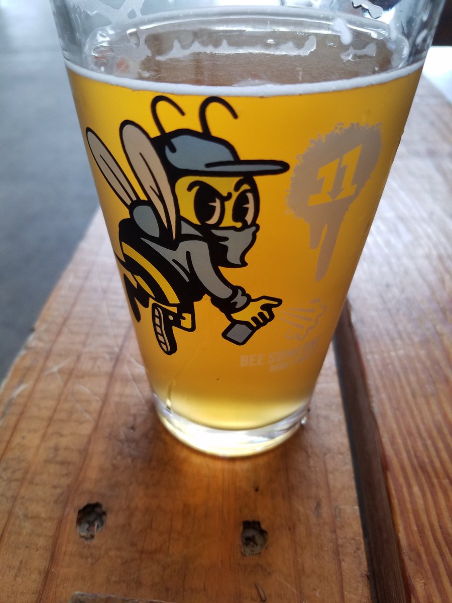 jennvasq's tweet photo. #openingday #astros #TakeItBack great beer, great friends, #beesomeone #11below #greatbeer #honeywheatale @11BelowBrewing https://t.co/ld01dveQn7