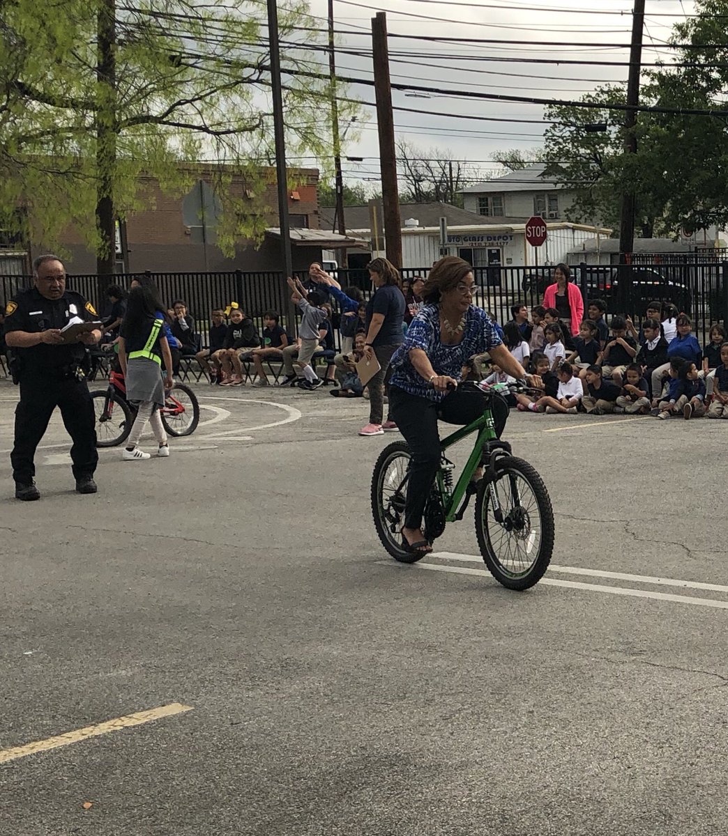 LarynBNelson's tweet photo. When itโs the Bike Rodeo, you MUST join the competition. Principals like to have fun too! #inheels #principalLife #Rememberhowtoride @SAISD @Sol_Escape https://t.co/7z6YsAbbS8