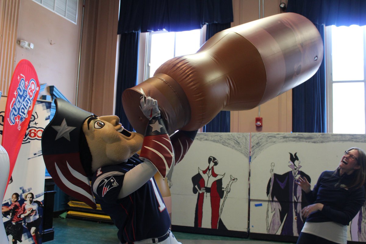 NewEnglandDairy's tweet photo. Had a great time today celebrating local dairy at @BPSEdwards with the students, National Jersey Queen Abby Shaw, and @Patriots player @D_Rivers11! Oh and we can't forget our guy @PatPatriot 🙌🥛🐄 @MAFarmtoSchool @BostonSchools @FUTP60 #fuelgreatness https://t.co/xQ44dltc7K