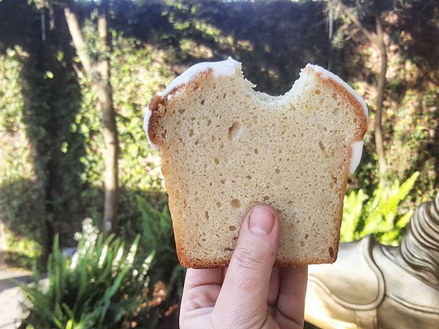 FoxyLoxyCafe's tweet image. Lemon Bread from @hennypennycafe is on point, y'all.

#lemonbread #onpoint #wheretoeatinsavannah #bullstreet #teamfoxy #vegan #savannahbakery #visitsavannnah ift.tt/2OAQIcQ