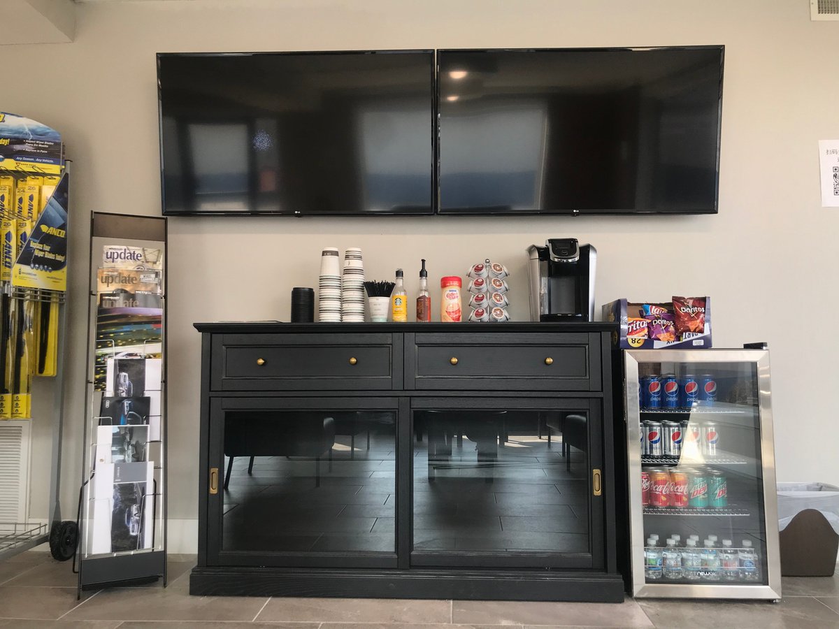 PhaseIC's tweet image. Free drinks, snacks, coffee, WiFi and clean environment will always be ready for you! OA &amp;amp; Phase Garage wants our customers to feel comfortable while they waiting for their cars. #NiceEnvironment #ProfessionalMechanicalSkills #OAPhaseGarage