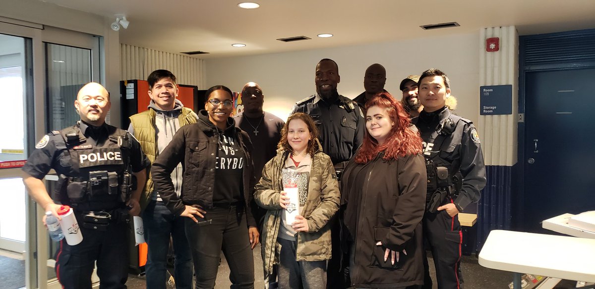 OfficerRomeral's tweet photo. Last day of Junior Blues (2018 and 19) -- with 32 Division Community Safety Response Unit officers, a program participant and representatives from ProAction Cops4Kids #32division #proactioncops4kids #hockey #juniorblues https://t.co/F41FzaETea
