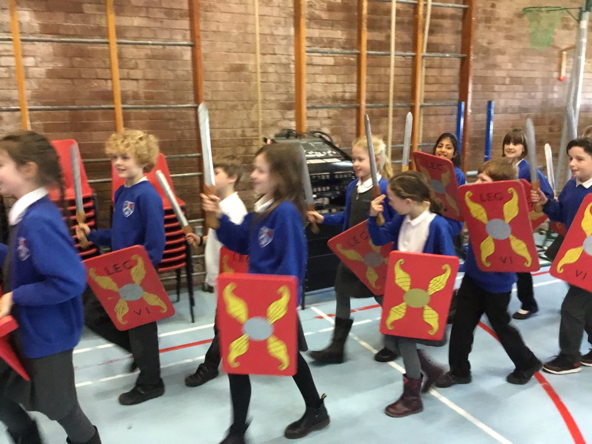CastlehillPri's tweet photo. P4, P5 &amp; ELR 2 participating in some Roman training drills with @AntonineGuard https://t.co/f21dTz6XNF