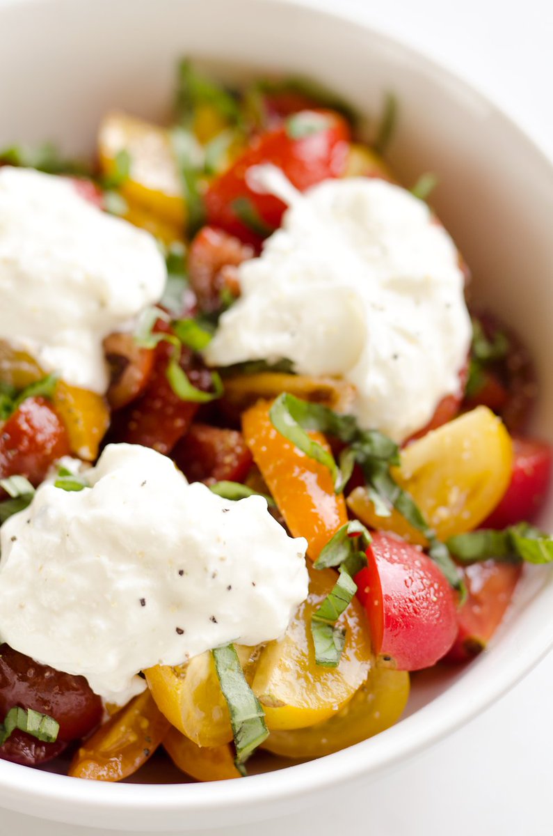 OFreshProduce's tweet image. This Fresh Tomato Basil &amp;amp; Burrata Salad from @TheCreativeBite is perfect for spring. Made with simple ingredients and ready in just 5 min! Get the #recipe here: bit.ly/2HMzrMY 🍅 #HappySpring #OutrageouslyFresh