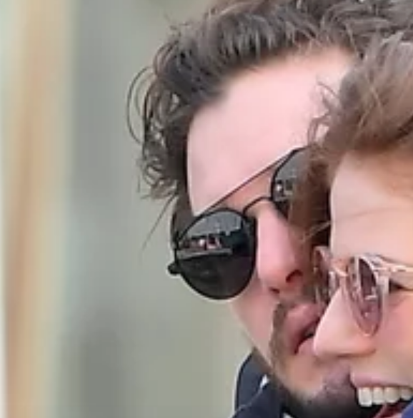 OQ_Hope's tweet photo. I can't with Kit in these photos with Rose. No offense but can someone please send Kit help. 🤣 #KitHarington #RoseLeslie https://t.co/x17KnduuV5