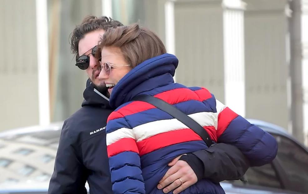 OQ_Hope's tweet photo. I can't with Kit in these photos with Rose. No offense but can someone please send Kit help. 🤣 #KitHarington #RoseLeslie https://t.co/x17KnduuV5
