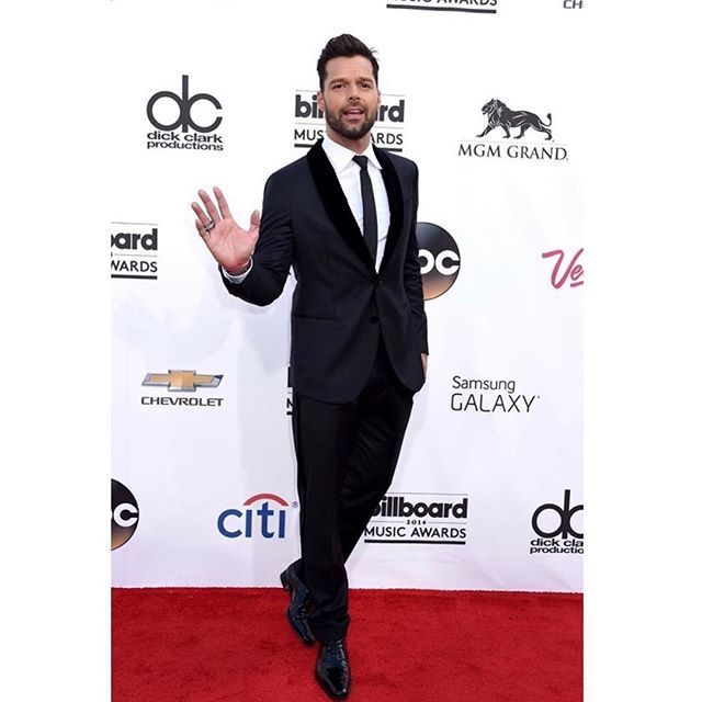 DesquiciadasRM's tweet photo. 👋🏼 #tbt @ricky_martin #billboard #billboard2014 #redcarpet #style #fashion #instastyle #rickymartin #singer #music #boricua🇵🇷 #puertorico #desquiciadasrm .
.
.
.
.
.
.
#loveyou #guapo #sexymen #instagood #instalove #beautiful #hermoso #instagay #follow4f… https://t.co/VSgyd7VyPx https://t.co/rsuWNVzrYd