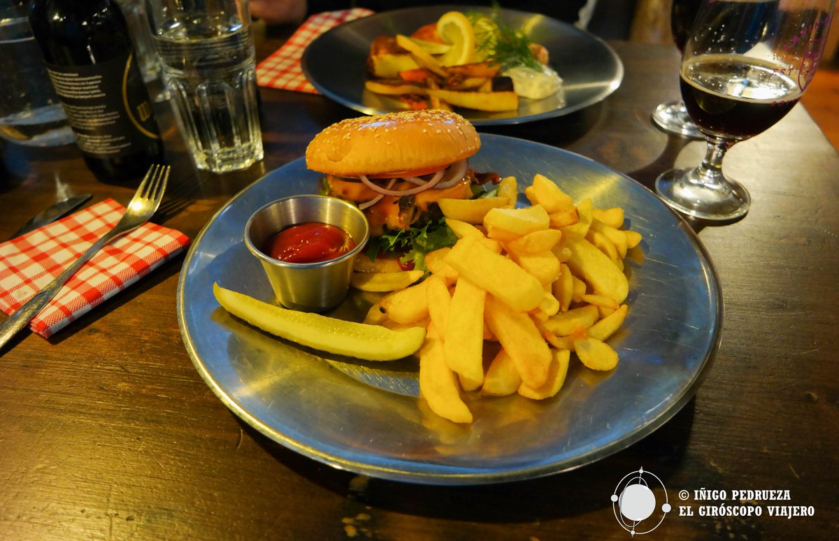 giroscopoviaja's tweet photo. Delicious dinner in the restaurant of the gold prospectors hotel of Tankavaara Gold Village, the  #wanhanwaskoolimiehenravintola!!: mushroom soup, reindeer gold prospectors burger and smoked Arctic char, accompanied by a fantastic homemade craft beer by @LapinPanimo https://t.co/KRo7b81OUP