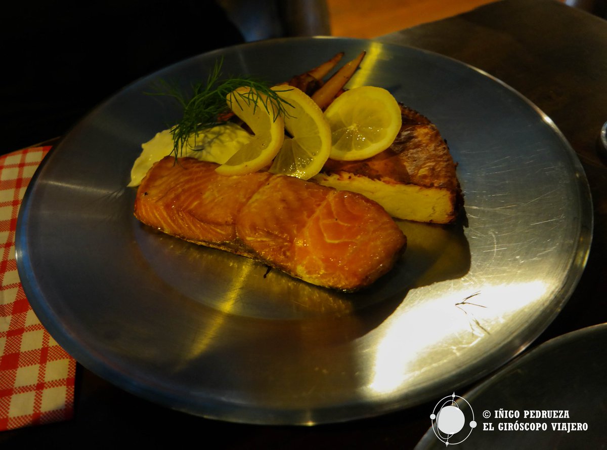 giroscopoviaja's tweet photo. Delicious dinner in the restaurant of the gold prospectors hotel of Tankavaara Gold Village, the  #wanhanwaskoolimiehenravintola!!: mushroom soup, reindeer gold prospectors burger and smoked Arctic char, accompanied by a fantastic homemade craft beer by @LapinPanimo https://t.co/KRo7b81OUP
