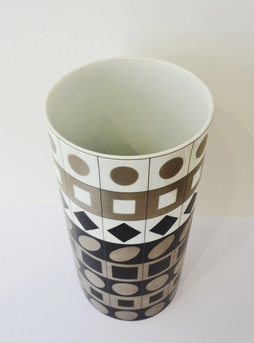 JRarts J.Rouch (@jr_arts_06) on Twitter photo <a href="/CentrePompidou/">Centre Pompidou</a> 👀l’exposition « Vasarely, le partage des formes »➡️ V. Vasarely est présent dans le quotidien, sur les pochettes de disque, aux murs dans les photos de mode et dans les films, sur les objets/ il réalise avec son fils Yvaral le logo Renault,1972 <a href="/CentrePompidou/">Centre Pompidou</a> 👀l’exposition « Vasarely, le partage des formes »➡️ V. Vasarely est présent dans le quotidien, sur les pochettes de disque, aux murs dans les photos de mode et dans les films, sur les objets/ il réalise avec son fils Yvaral le logo Renault,1972