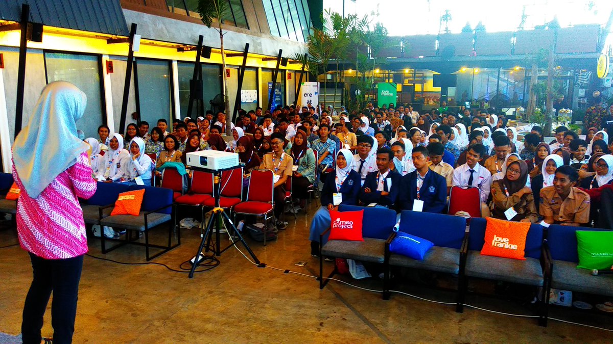 maarifinstitute's tweet photo. Sesi Mading Talks tentang "Anak Muda Bisa Apa?" bersama Khelmy K. Pribadi Direktur Islam dan Media MAARIF Institute dan Ayu Kartika Dewi dari Sabang Merauke. @helmypribadi @ayukartikadewi @SabangMeraukeID @milenialislami @Googleorg #creatormuda https://t.co/zXNazpiWjO