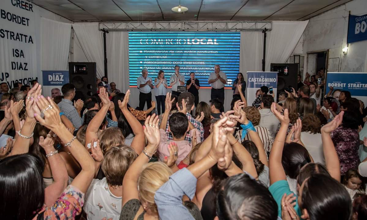 StrattaLaura1's tweet photo. Vivimos un encuentro de mucha emoción y alegria en mi querida Victoria, junto al gobernador Gustavo Bordet, Isa Castagnino Intendenta y Adrian Diáz y el diputado nacional y pre candidato a diputado provincial, Julio Solanas. https://t.co/F3uBBI7Hqj