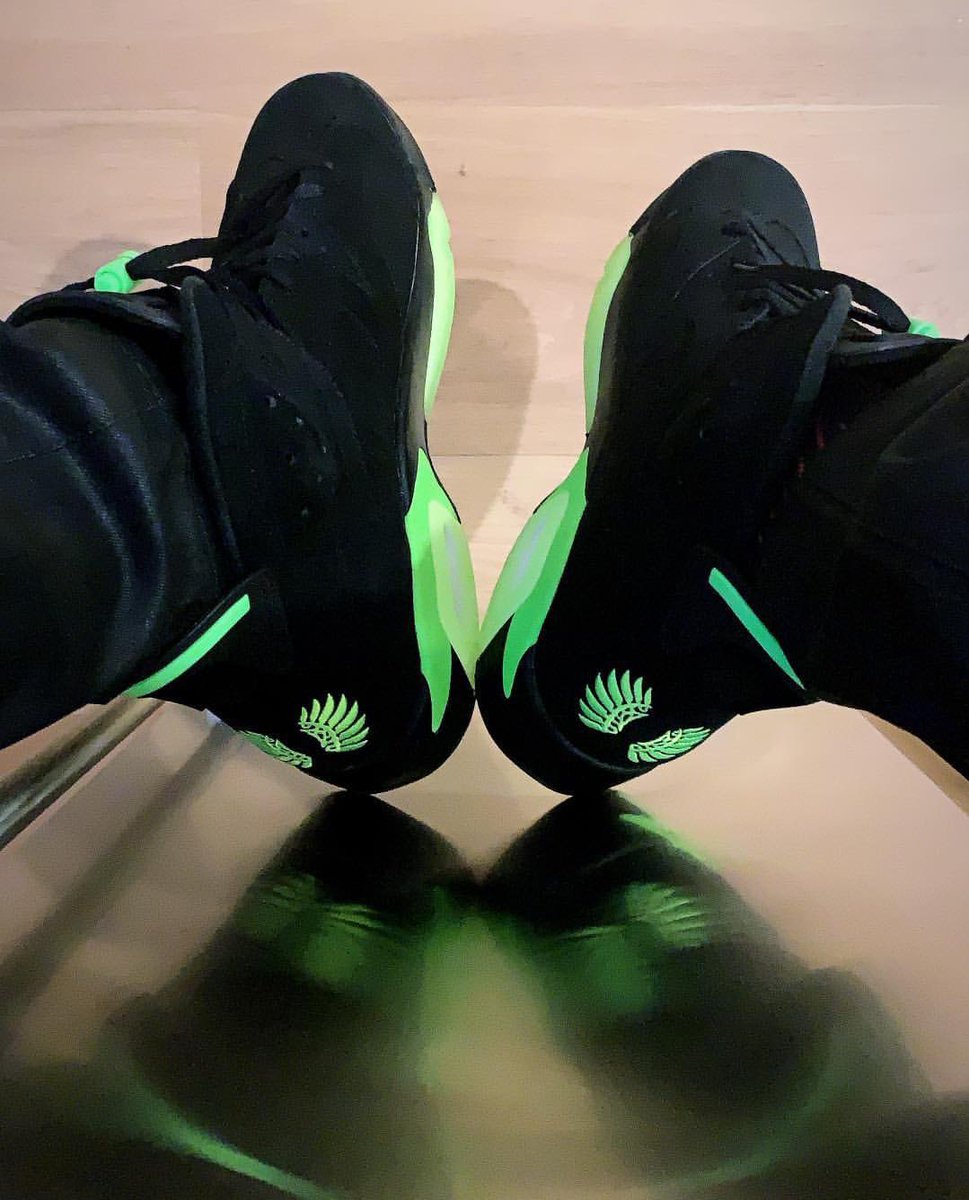 ComplexSneakers's tweet photo. Guess we know who @kingjames is rooting for tonight 🦆 https://t.co/fXjJO32YKc