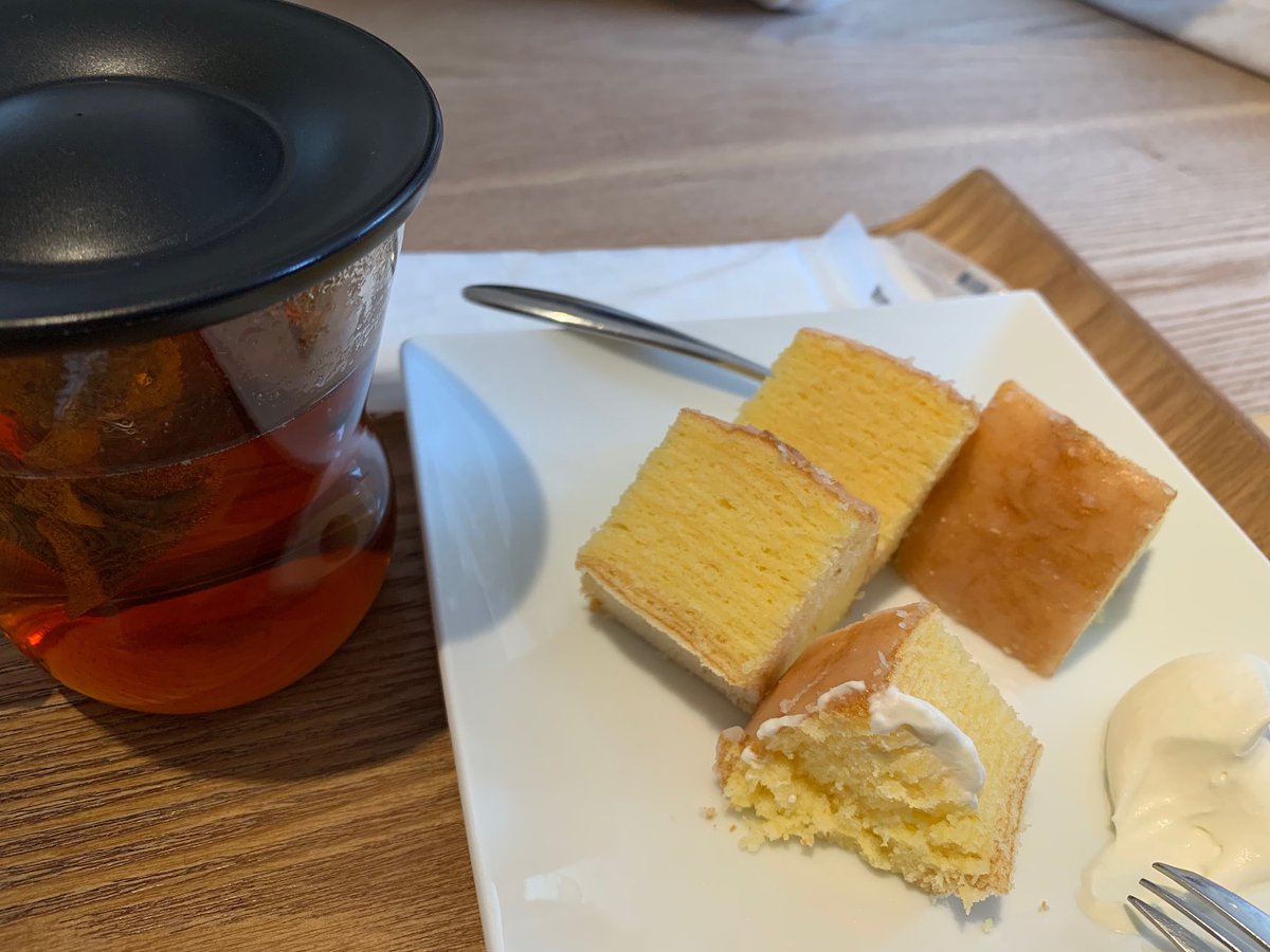 flying_fish_man's tweet photo. ラコリーナ近江八幡。たねやのバームクーヘンを食べてます #tabemono https://t.co/5fMhYmTJyV