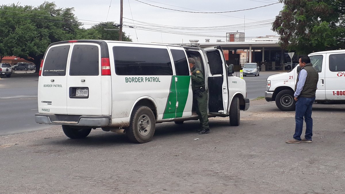 eleazarpajaro's tweet photo. Liberan en @CityEaglePassTx a migrantes y toman Vans hacia San Antonio. Ya no no los deportarán https://t.co/SNYahHjiyx