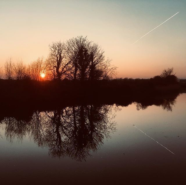 mi55isles's tweet photo. Short #stroll, watch #sunset eat #steak and itβs Friday tomorrow #win
#sunsets #silhouette #river #reflections #medway #allingtonlock #bank #sundown #sunset_ig #ig_sunsetshots #igerskent #getoutside #goexplore #stravaigsandsummits #iphonese #iphoneonly β¦ https://t.co/i06INGLvr9 https://t.co/7CwgigYB8R