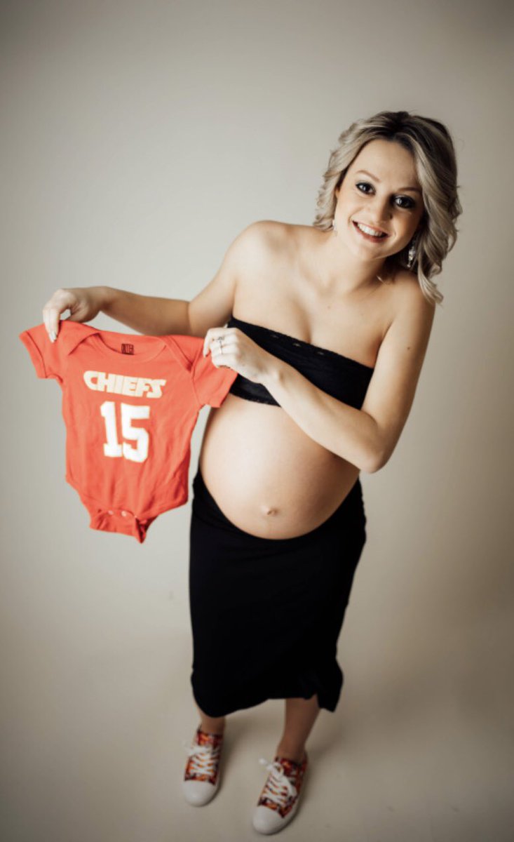 itzsmalls_'s tweet photo. When love so real you even put it in your maternity shoot🤤 Plz RETWEET so @PatrickMahomes knows he helped us through our crazy high risk complicated pregnancy!!💪🏼 @Chiefs https://t.co/3atko55rYN