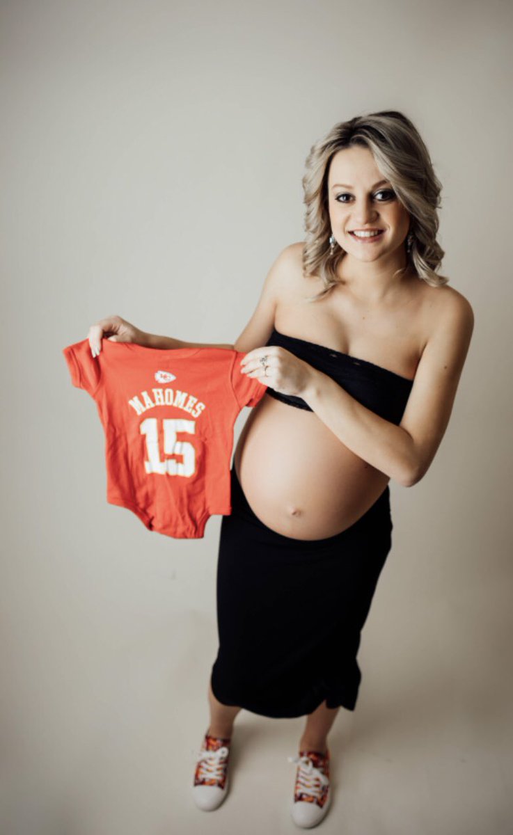 itzsmalls_'s tweet photo. When love so real you even put it in your maternity shoot🤤 Plz RETWEET so @PatrickMahomes knows he helped us through our crazy high risk complicated pregnancy!!💪🏼 @Chiefs https://t.co/3atko55rYN