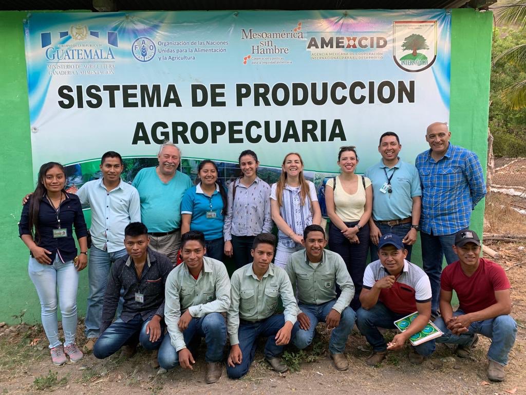 alecicela's tweet photo. Fortalecimiento de las comunidades, intercambio de experiencias y empoderamiento de jóvenes y mujeres, son algunos resultados positivos de esta articulación entre autoridades locales, dependencias gubernamentales y #MesoamericaSinHambre en Guatemala. https://t.co/5C7wslUVnC